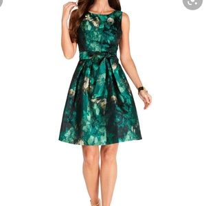 Size 10 Jessica Howard Dress, Green Color.
